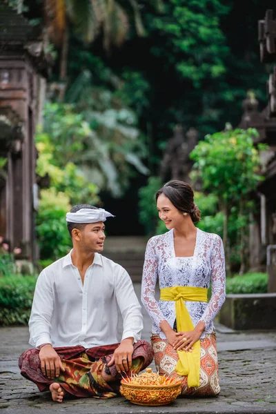Balinese Couple Looking Each Other Sitting Floor While Praying Pura — Fotografia de Stock