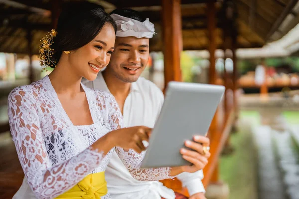 Balinese Man Woman Traditional Clothes Using Tablet While Sitting Together — Fotografia de Stock