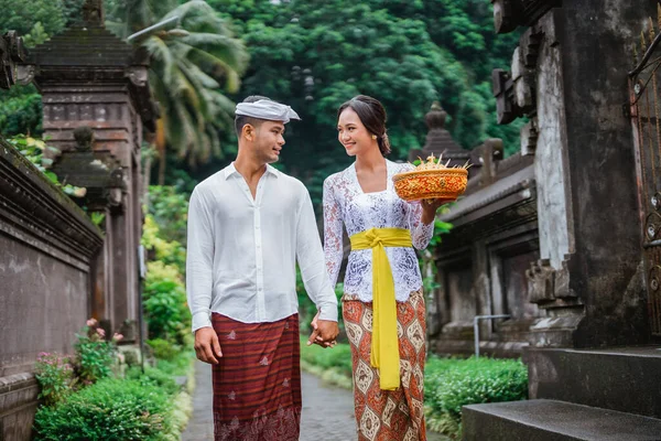 Balinese Couple Wearing Traditional Clothes Holding Hand Walking Together Penglipuran — Photo