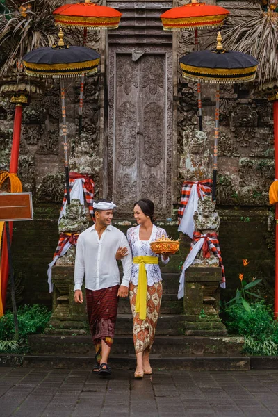 Couple Balinese Traditional Clothing Walking Front Pura Gate — Zdjęcie stockowe