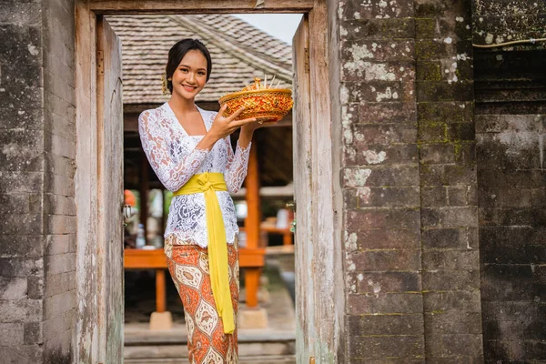 Beautiful Balinese Woman Wearing Traditional Kebaya Penglipuran Bali Village Smiling — 图库照片