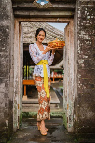 Beautiful Young Woman Balinese Kebaya Open Her House Door Morning — 图库照片