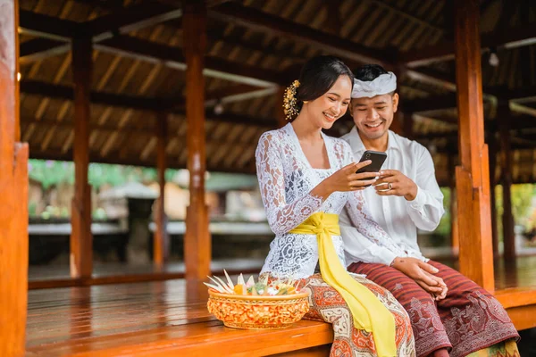 Portrait Balinese Couple Using Mobile Phone Together — Stockfoto