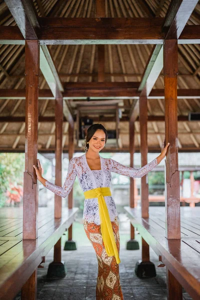 Full Body Portrait Attractive Balinese Woman Wearing White Kebaya Dress — Stok fotoğraf