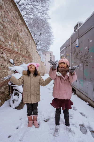 Happy Asian Girl Playing While Snow Fall Winter — 스톡 사진