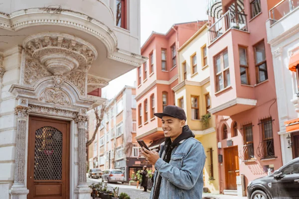 Asian Male Using Smart Phone While Exploring Beautiful City Turkey — Stock Photo, Image