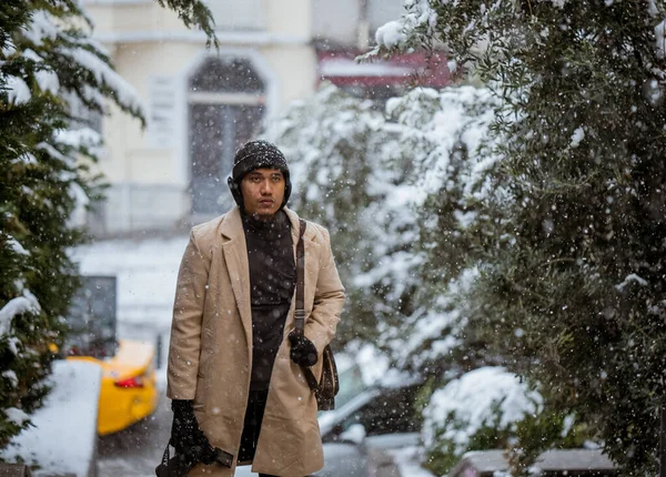 Man Walking Middle Road Enjoying Snow Fall Winter Holiday — Stockfoto