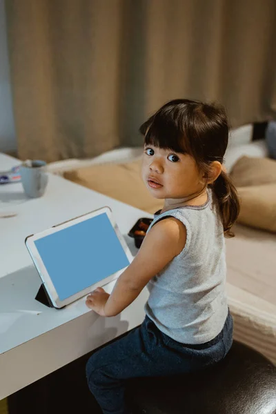 Little Girl Watching Video Her Tablet Home Blank Screen Copy — Stock Photo, Image