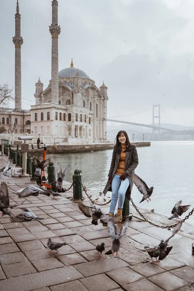 Beautiful Woman Sitting Bosphorus Ortakoy Mosque Background — Fotografia de Stock