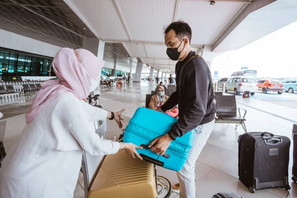 Portrait Muslim Woman Husband Carrying Luggage Airport — Stockfoto