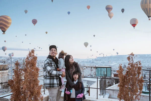 Happy Family Looking Hot Air Balloon Flying Them Visiting Cappadocia — Foto Stock