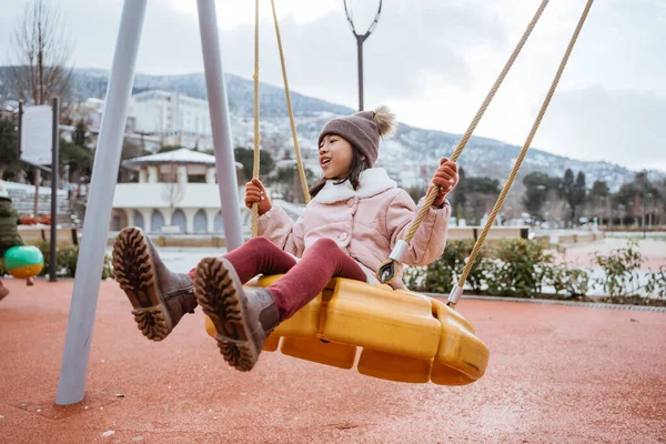 Πορτρέτο Του Χαρούμενου Παιδιού Που Παίζει Στο Πάρκο — Φωτογραφία Αρχείου
