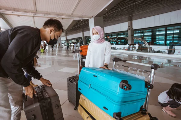 Portrait Muslim Woman Husband Carrying Lugage Airport — Stockfoto