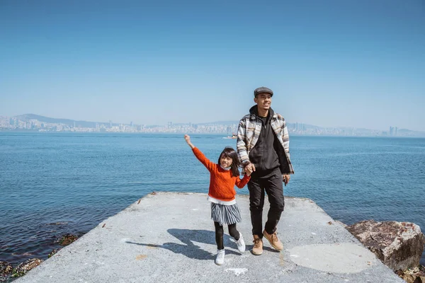 Father Daughter Walking Together Jetty Next Marmara Sea Clear Blue — Stock Photo, Image