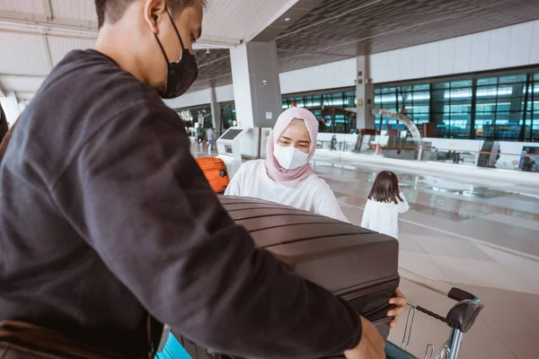 Portrait Muslim Woman Husband Carrying Lugage Airport — Stockfoto