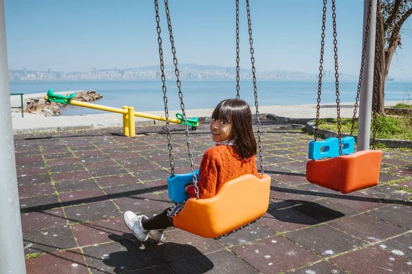 Портрет Маленькой Девочки Играющей Пустой Детской Площадке Рядом Морем Городом — стоковое фото