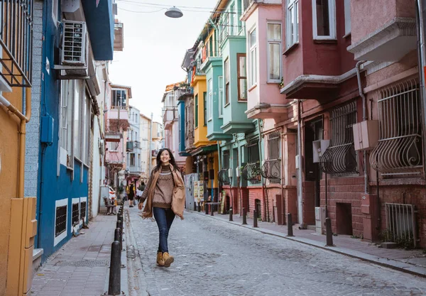 Beautiful Woman Walking Balat Turkey Full Colorful House — Fotografia de Stock