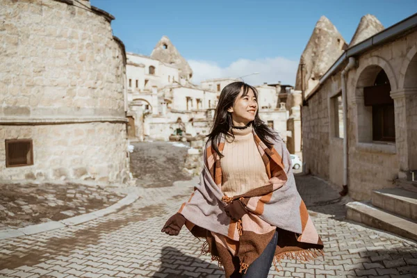 Happy Attractive Woman Walking Town Goreme Cappadocia — Fotografia de Stock
