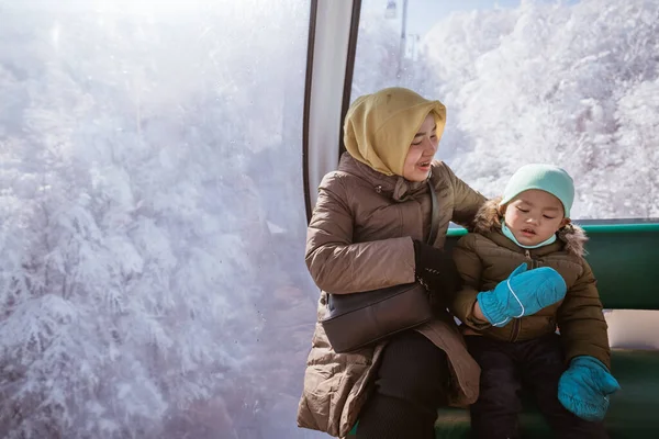 Potrait Muslim Woman Kid Riding Cable Car Beautiful Snowy Mountain — 스톡 사진