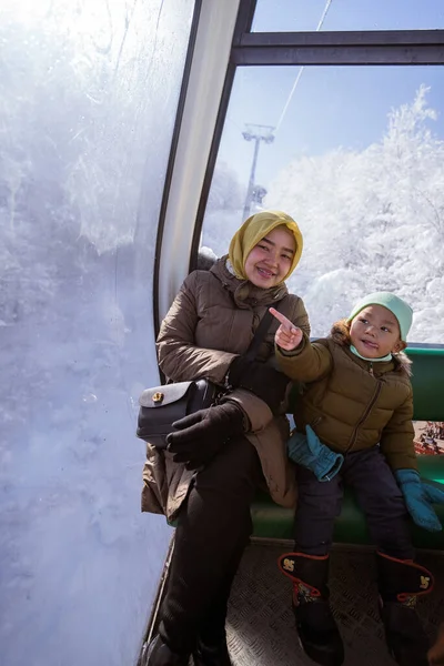 Potrait Muslim Woman Kid Riding Cable Car Beautiful Snowy Mountain — 스톡 사진