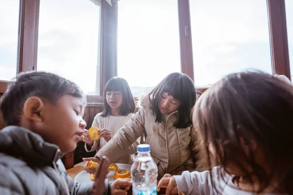 Portrait Asian Children Having Oranges Breakfast Morning — Stock fotografie