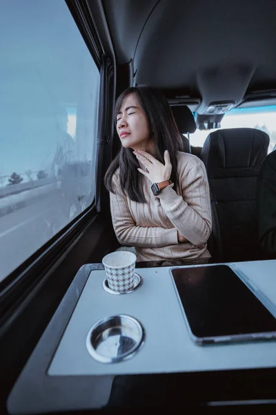 Young Asian Woman Having Sore Throat Her Trip Van — Fotografia de Stock