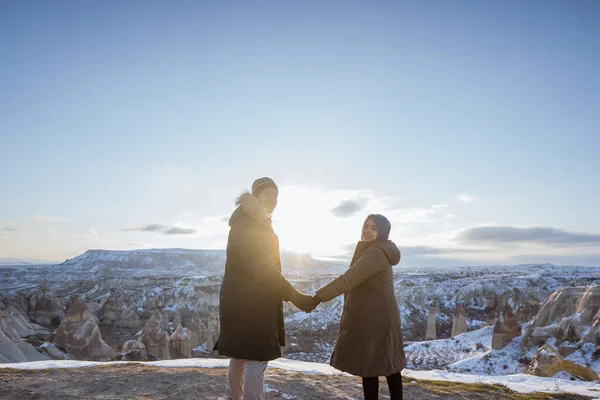 Asian Muslim Couple Hold Hand While Enjoying View Beautiful Cappadocia — Foto Stock