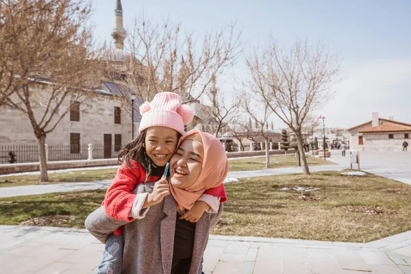 Muslim Mother Playing Her Daughter Square While Visiting Mosque Konya —  Fotos de Stock