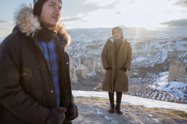 Asian Muslim Couple Romantic While Enjoying View Beautiful Cappadocia Snow — Stock fotografie