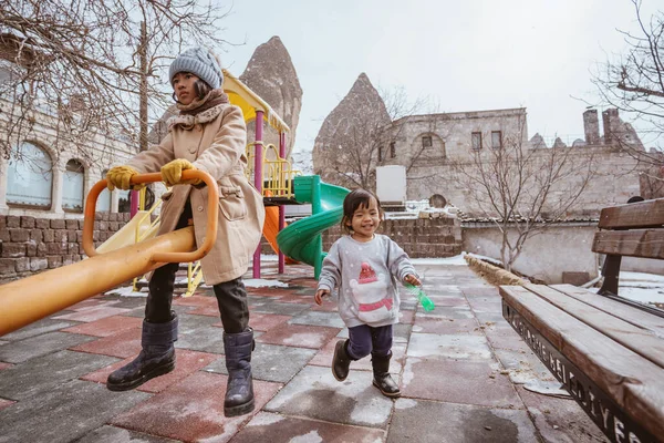 Happy Two Little Girl Enjoy Playing Park Winter Wearing Coat — 스톡 사진