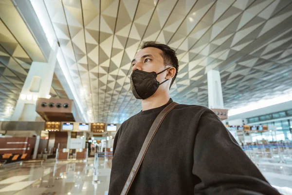 Close Man Face Mask Walking Airport Terminal — Stok fotoğraf