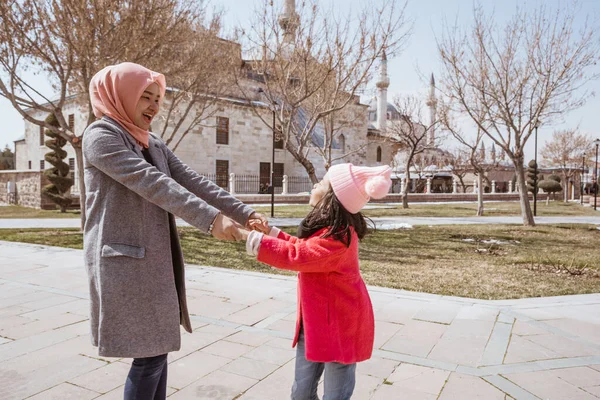 Muslim Mother Playing Her Daughter Square While Visiting Mosque Konya — Foto Stock