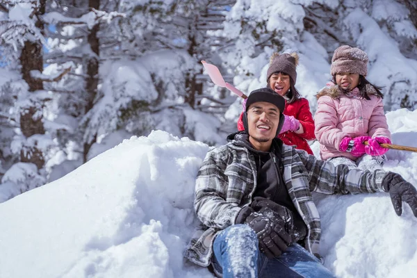 Two Girl Father Smiling While Sitting Pile Snow Enjoy Time — 스톡 사진