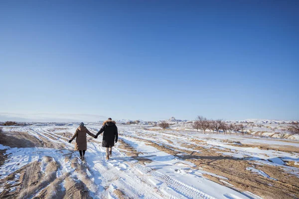 Asian Muslim Couple Walking Together Hold Hand Beautiful Cappadocia Snow — Stock fotografie