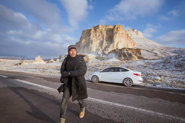 Portrait Young Asian Man His Adventure Going Beautiful Hill Cappadocia — Stok fotoğraf