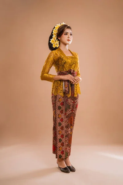 Full Body Portrait Balinese Woman Wearing Brown Kebaya Isolated Background — Fotografia de Stock