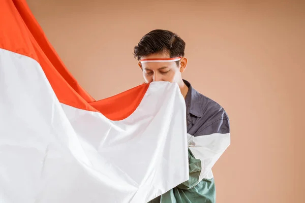 Portrait Male Athelete Kissing Indonesian Flag — 스톡 사진