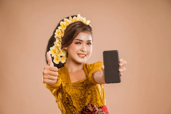 Beautiful Asian Balinese Woman Kebaya Showing Her Mobile Phone Screen — Stok fotoğraf