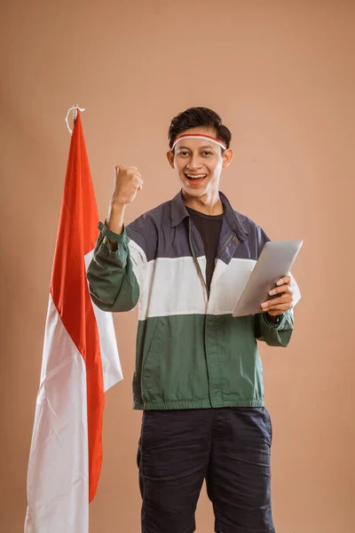 Excited Male Athelete Indonesia Using Tablet Isolated Background — Fotografia de Stock