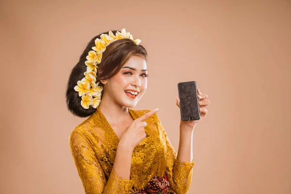 Beautiful Asian Balinese Woman Kebaya Showing Her Mobile Phone Screen — Stockfoto