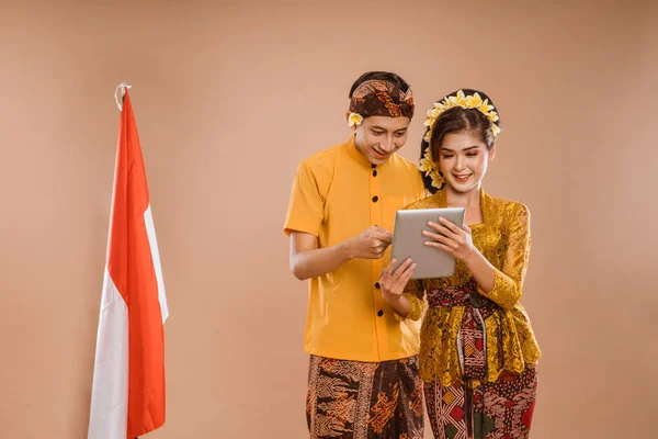 Счастливая Балийская Пара Помощью Планшетного Вместе Изолированном Фоне — стоковое фото