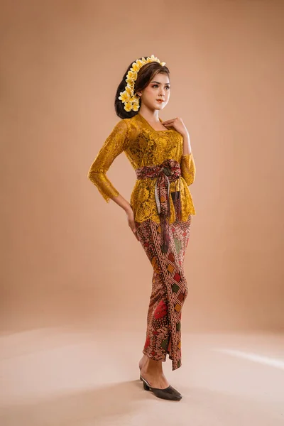Full Body Portrait Balinese Woman Wearing Brown Kebaya Isolated Background — 스톡 사진
