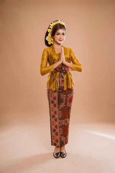 Attractive Balinese Woman Kebaya Dress Greeting Gesture Camera Isolated Background — Stok Foto