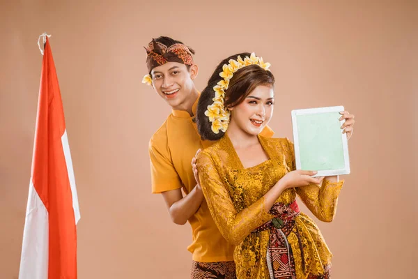 Portrait Happy Couple Using Tablet Showing Camera — Stockfoto