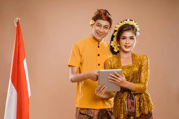 Счастливая Балийская Пара Помощью Планшетного Вместе Изолированном Фоне — стоковое фото