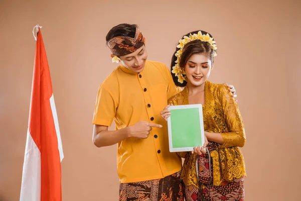 Portrait Happy Couple Using Tablet Showing Camera — Stockfoto