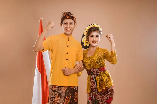 Возбужденная Балийская Пара Поднятой Рукой Смотрит Изолированный Фон Камеры — стоковое фото