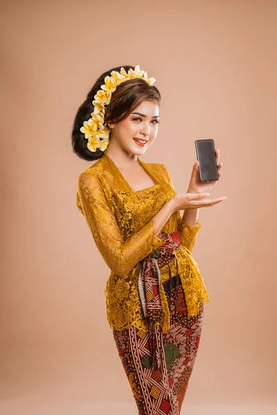 Beautiful Asian Balinese Woman Kebaya Showing Her Mobile Phone Screen — Stok Foto