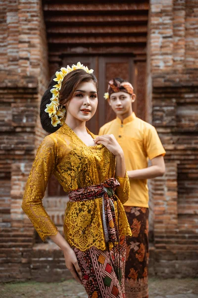 Balinese Couple Portrait Wearing Kebaya Dress Standing Front Traditional Bali — Stockfoto