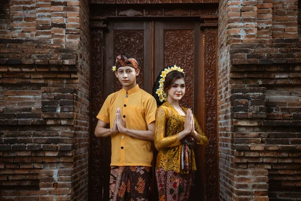 Portrait Beautiful Balinese Couple Portrait Front Pura Gate — 图库照片